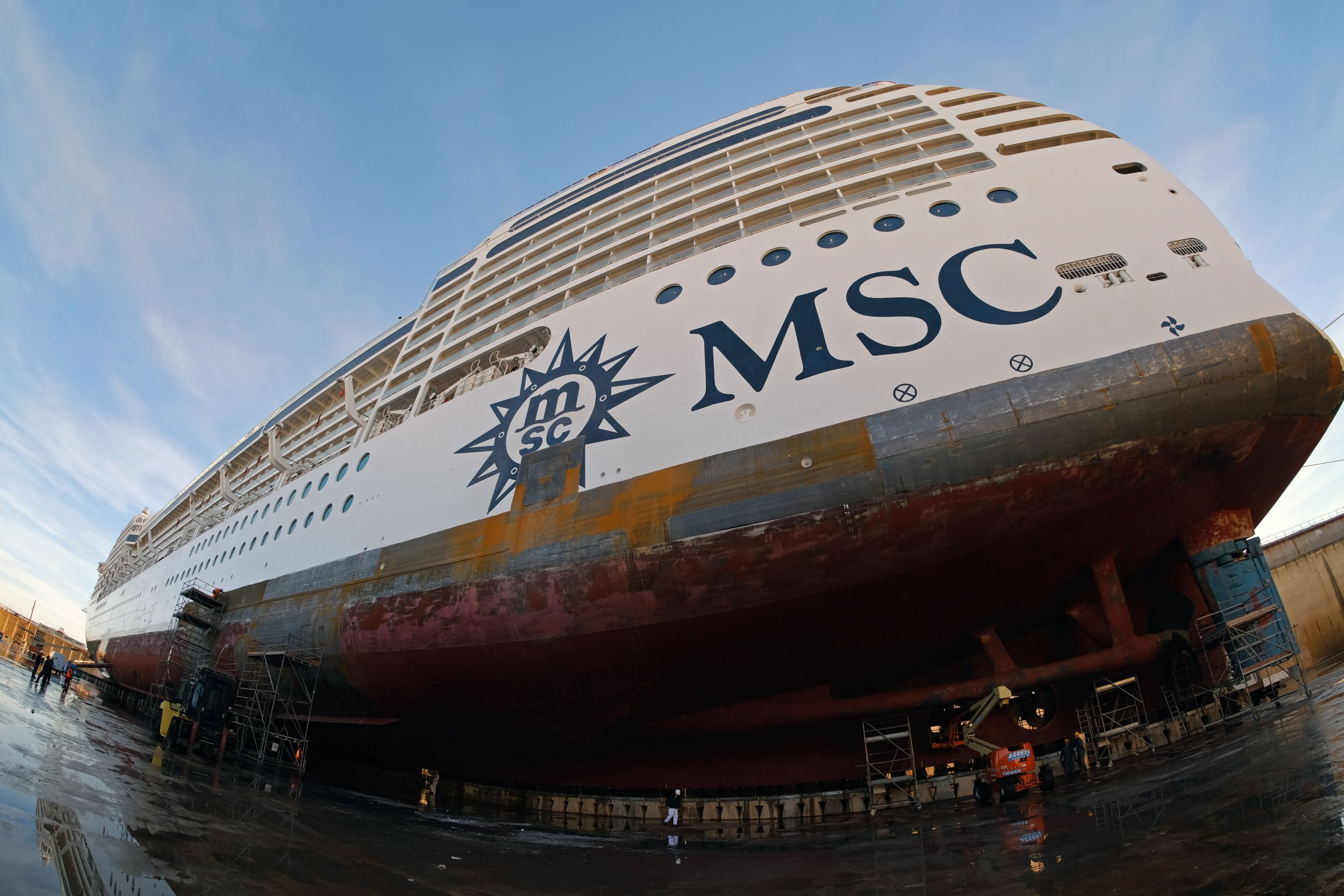 msc cruise ship crashes into dock in the caribbean
