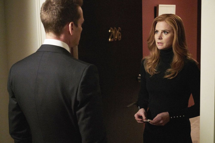 Gabriel Macht as Harvey, Sarah Rafferty as Donna