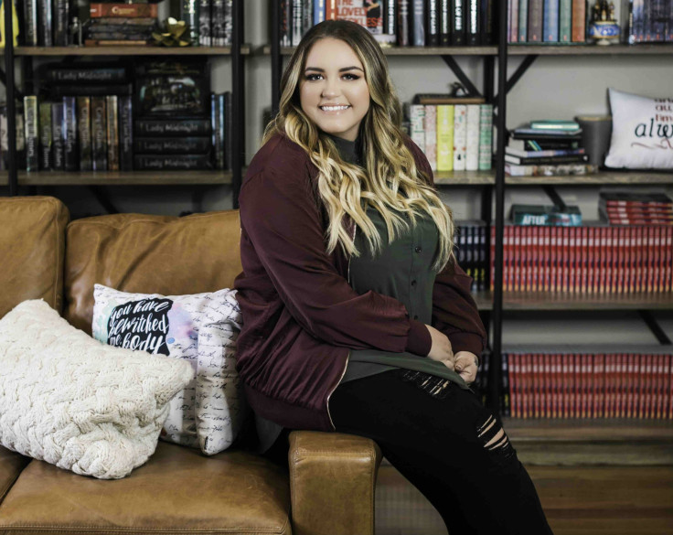 anna todd stars headshot