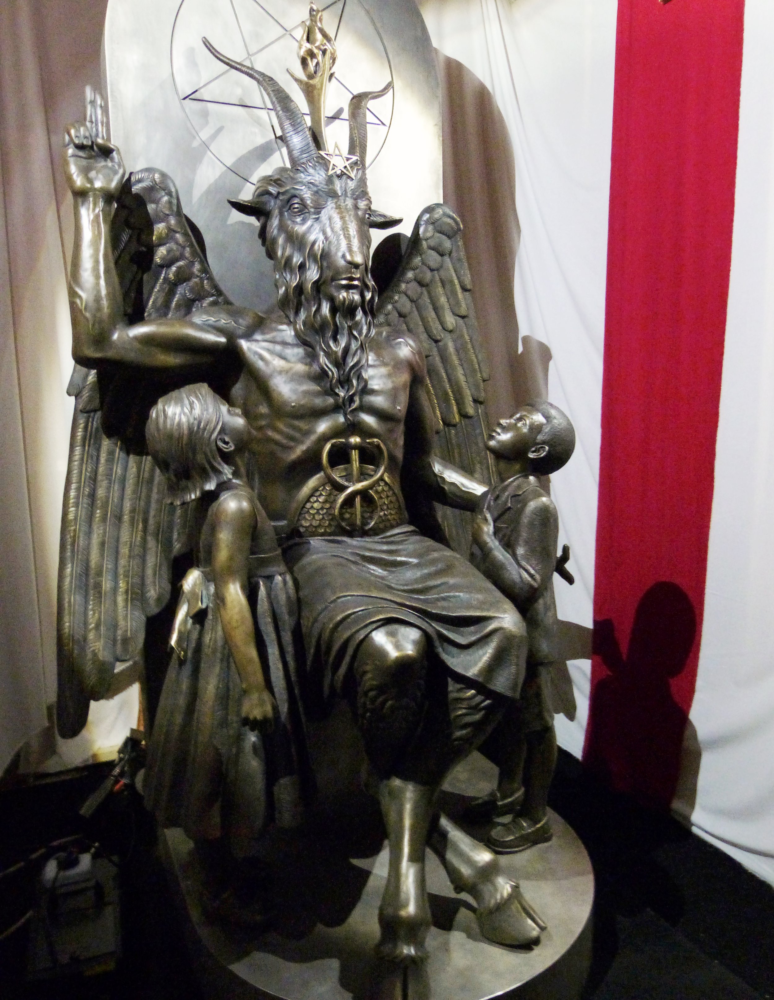 Satanic Temple Unveils Baphomet Statue During Arkansas Capitol Rally Ibtimes 