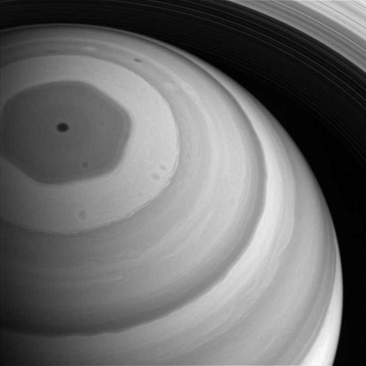 Saturn hexagonal vortex