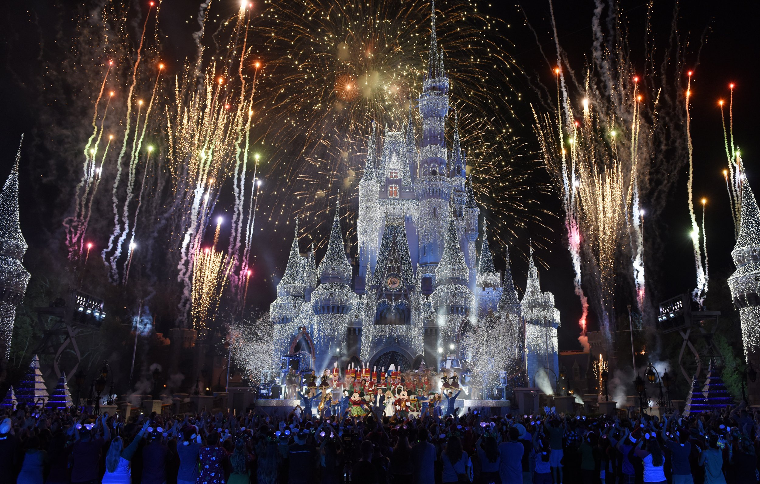 Here’s How To Watch Walt Disney World’s Cinderella Castle Christmas