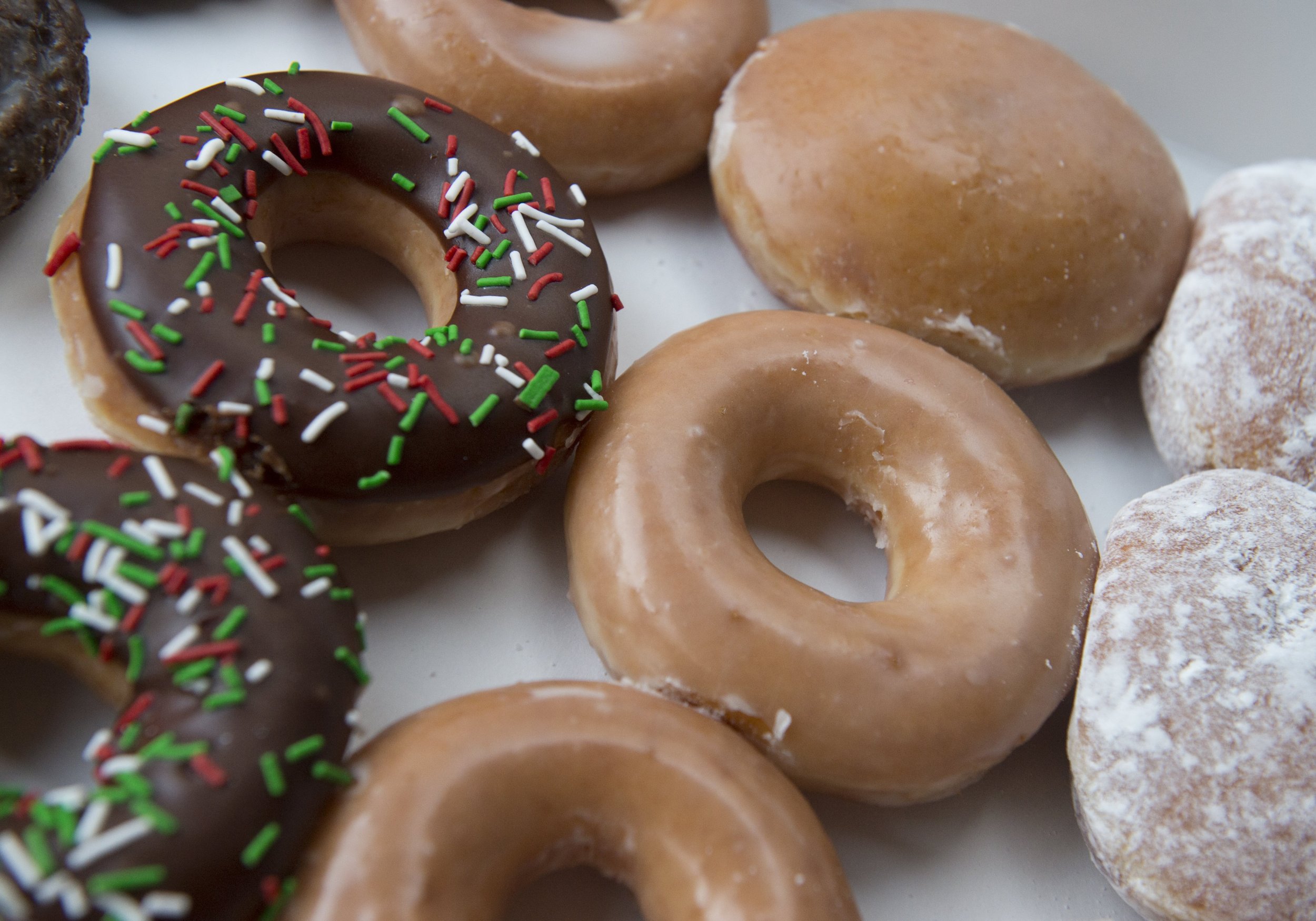 Пончики убийцы. Пончики во Франции. Пончики Donuts Day. Пончик с шоколадной начинкой. Полицейский с пончиком.