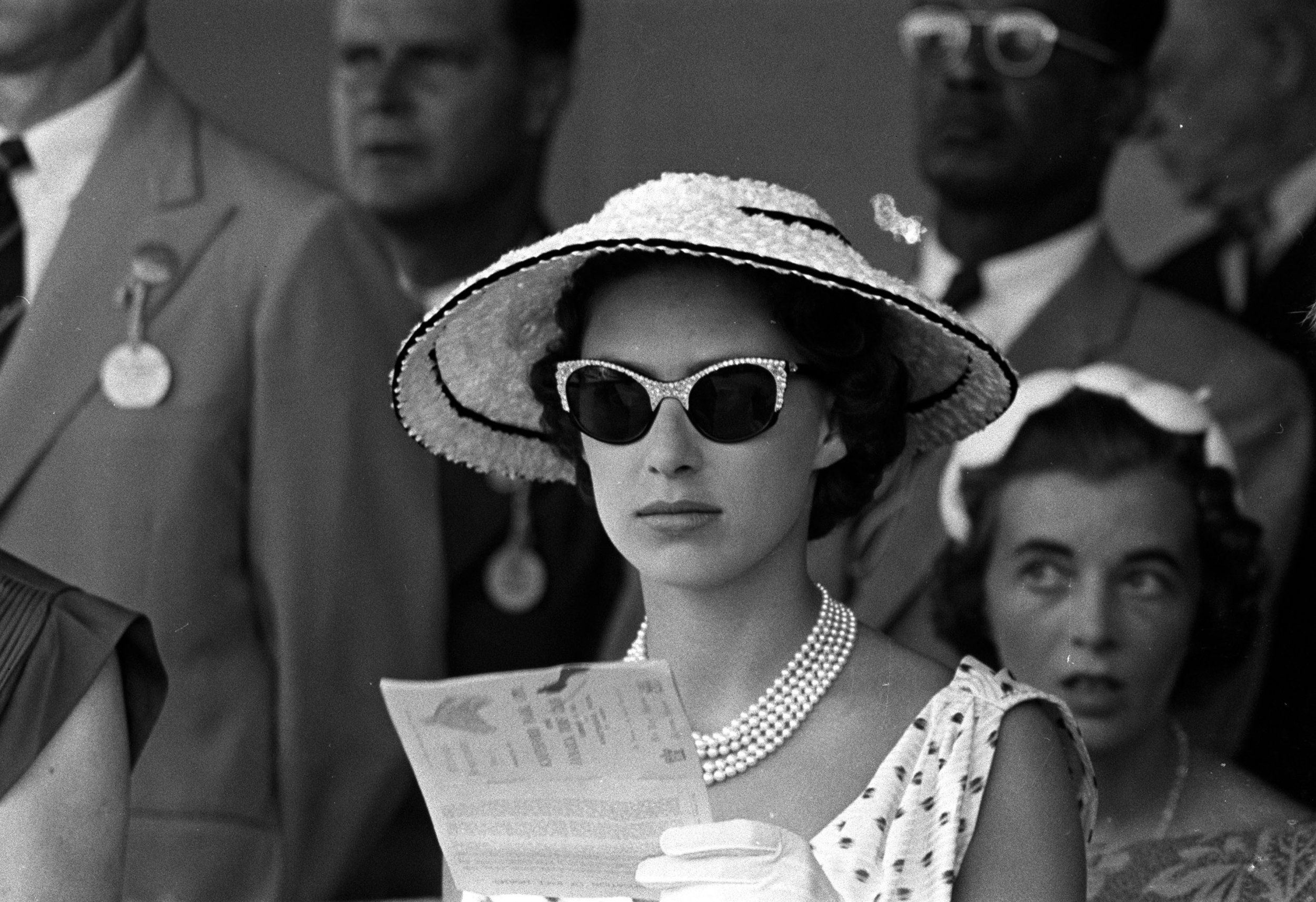 princess-margaret-stunned-in-her-silk-organza-gown-during-royal-wedding