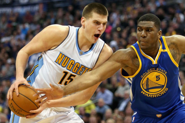 Nikola Jokic (L) and Kevin Looney (R)