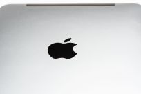 GettyImages-APPLE LOGO Mar 26