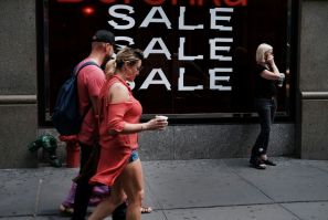 Consumer spending remains robust, supporting growth in the US economy as businesses pull back on investments due to the trade war
