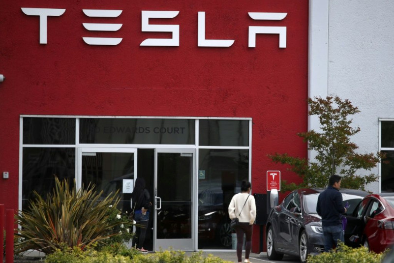 US investigators blamed a January 2018 crash involving a Tesla on driver inattention and he "Autopilot" system design that allows motorists to disengage