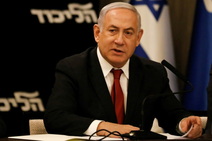 Israeli Prime Minister Benjamin Netanyahu has abandoned his hopes of forming a new right-wing governing coalition and called on his rival Benny Gantz to form a unity government with him