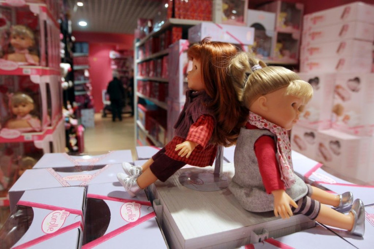 Des poupées dans un magasin parisien, le 30 novembre 2011