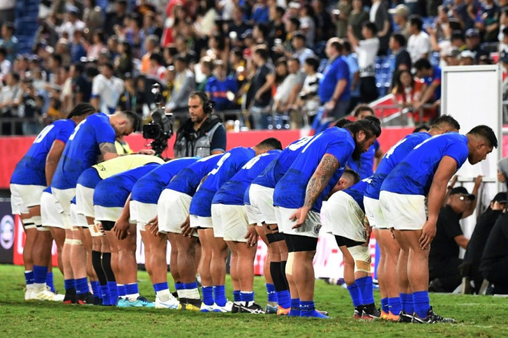 Samoa's players bow to the crowd and win new friends