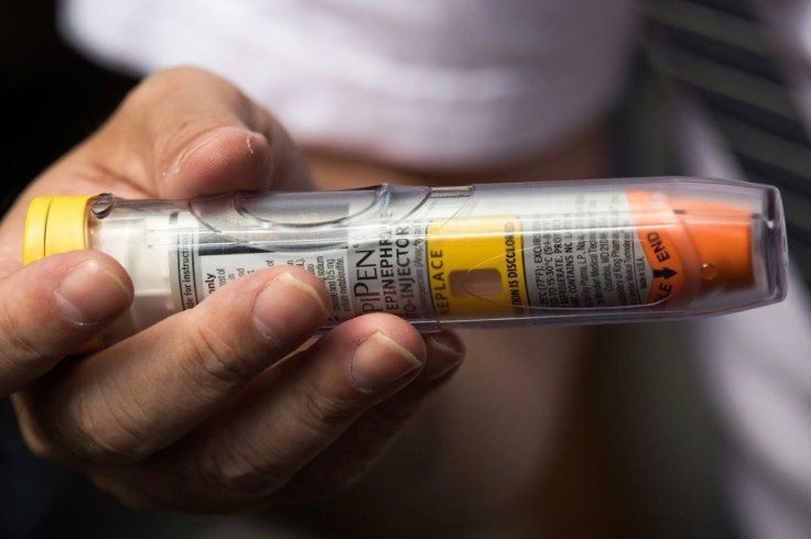 Mylan will pay $30 million to settle US charges it misled investors about probes of EpiPen rebates under a federal health program that provided the allergy medication for low-income people