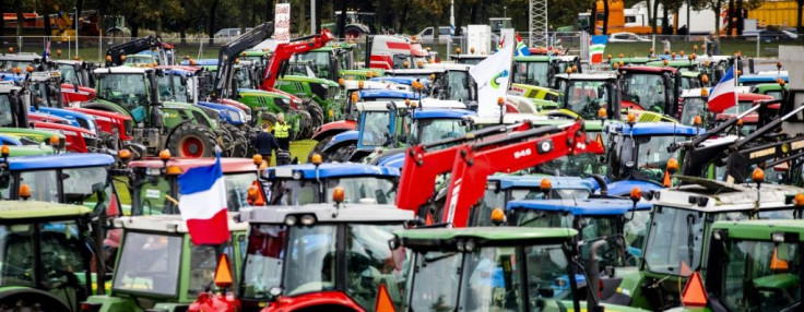 The tailbacks caused by the tractors were a total of 1,136 kilometres (705 miles) long