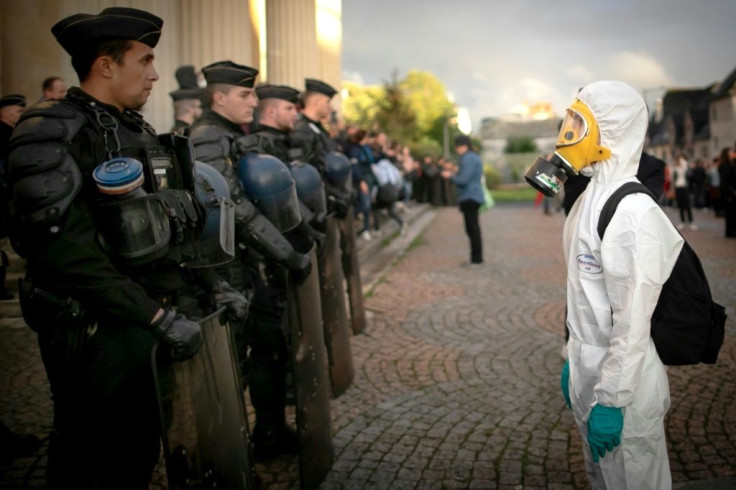 Des membres des forces de l'ordre lors d'une manifestation à Rouen le 1er octobre 2019, cinq jours après l'incendie de l'usine chimique Lubrizol