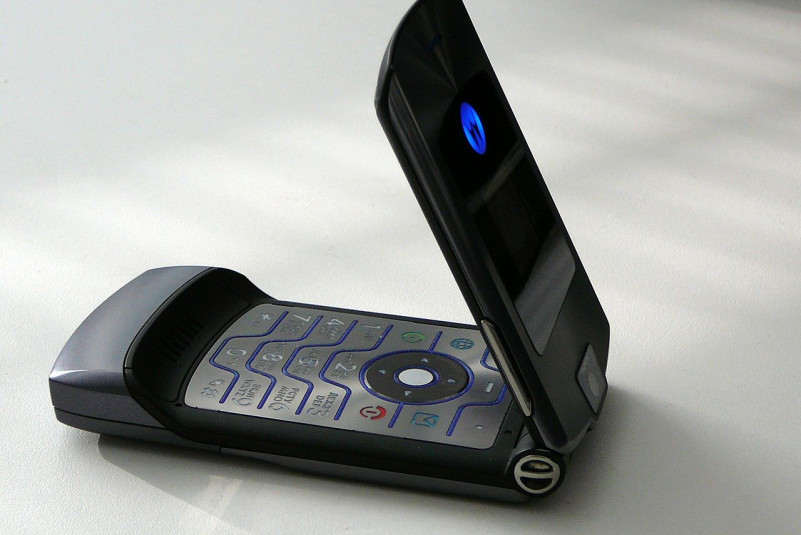 1280px-Motorola_RAZR_V3i_01