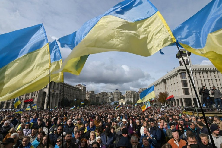 The protesters chanted "No to surrender!" as they descended on Kiev's Independence Square