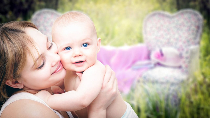 mother-uses-breastmilk-face-mask