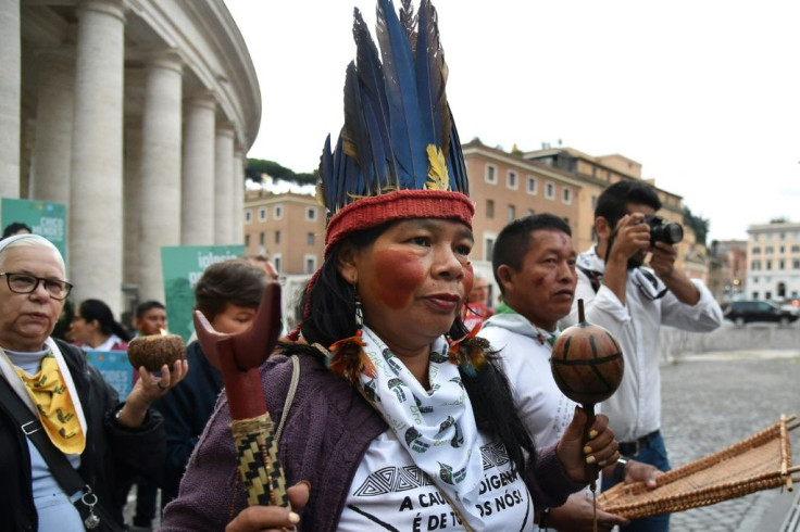 Des représentants de groupes ethniques d'Amazonie rassemblés le 7 octobre 2019 sur la place Saint-Pierre du Vatican à l'ouverture d'un synode des évêques de la région. Les incendies et les politiques de déforestation menacent le mode de vie des pop
