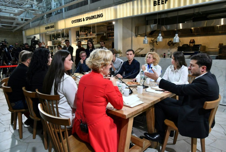 Ukrainian President Zelensky (R) speaks to media during his marathon press conference in Kiev's food court