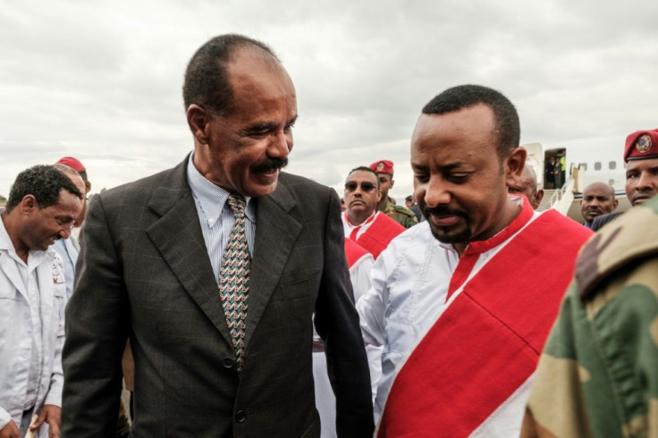 Pembawa damai: Abiy Ahmed, kanan, dan Presiden Eritrea Isaias Afwerki pada November 2018