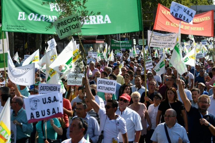 Thousands of olive growers, many waving olive branches, protested in Madrid on Thursday against the impending tariffs