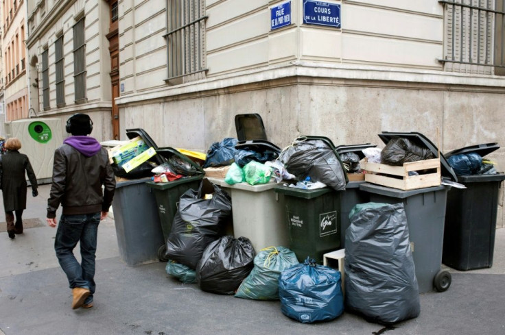 Deux enseignes de la grande distribution se dÃ©fendent aprÃ¨s une action "coup de poing" contre le gaspillage