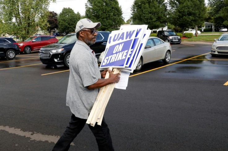 The month-long autoworkers strike has had only limited impact on the economy, according to the Federal Reserve's beige book report, but businesses nationwide are more cautious