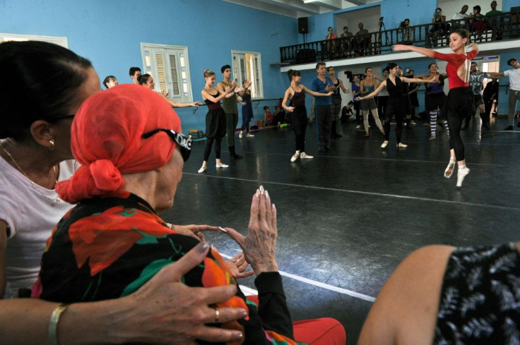 Alicia Alonso gives a dance lesson in Havana in 2016
