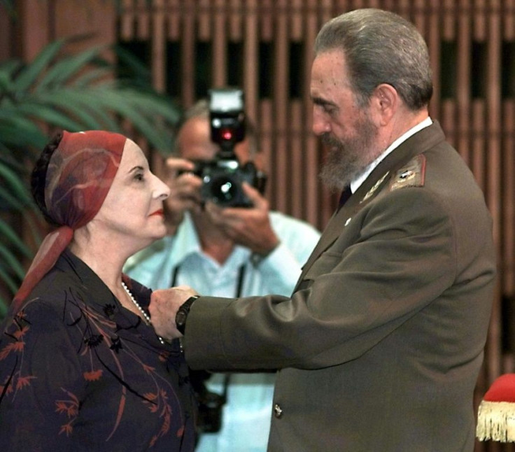 Cuban leader Fidel Castro presents Alicia Alonso a medal in 1998 to markthe 50th annivesary of her founding of the National Ballet of Cuba