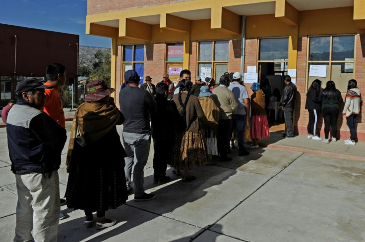 People line up to vote in La Paz