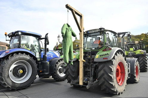 Convoys of tractors held up traffic in Berlin
