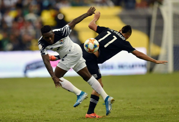 Panama's Jose Rodriguez (L) vies for the ball with Roberto Alvarado of Mexico during their Concacaf Nations League football match at the Azteca stadium in Mexico City on October 15, 2019