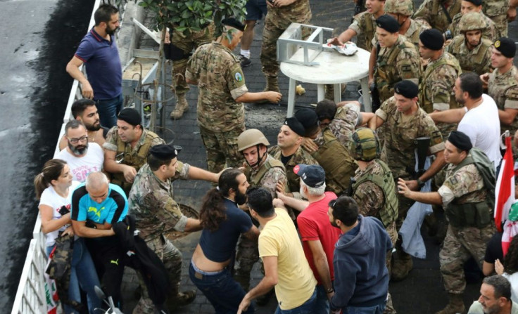 Scuffles broke out between protesters and Lebanese army soldiers on the northern outskirts of Beirut as a senior military officer confirmed the army had orders to reopen the main roads