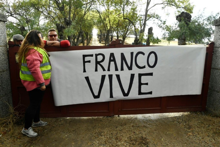 Demonstrators held a banner reading "Franco lives" during the exhumation
