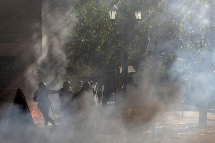 Riot police clash with demonstrators in Santiago