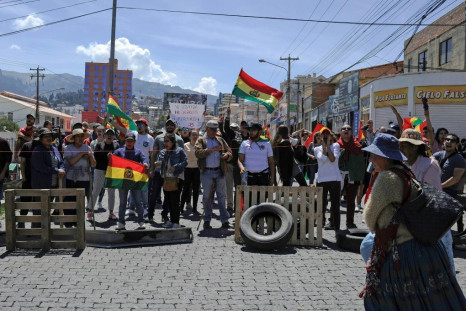 People demonstrate during a general strike in la Paz, Bolivia on October 25, 2019.Bolivian President Evo Morales declared victory Thursday in elections whose disputed results have triggered riots, a general strike and opposition charges that he is trying 