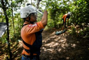 Former FARC guerrilla Edwin Correa -- who lost his hands in a grenade explosion -- is being trained to remove the mines that he once helped to plant in the Colombian countryside