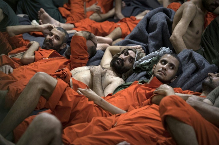 Des jihadistes présumés du groupe Etat islamique (EI) entassés dans une prison kurde du nord-est de la Syrie, le 26 octobre 2019