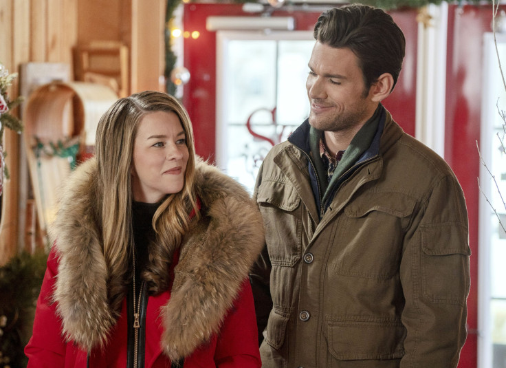 hallmark christmas scavenger hunt synopsis