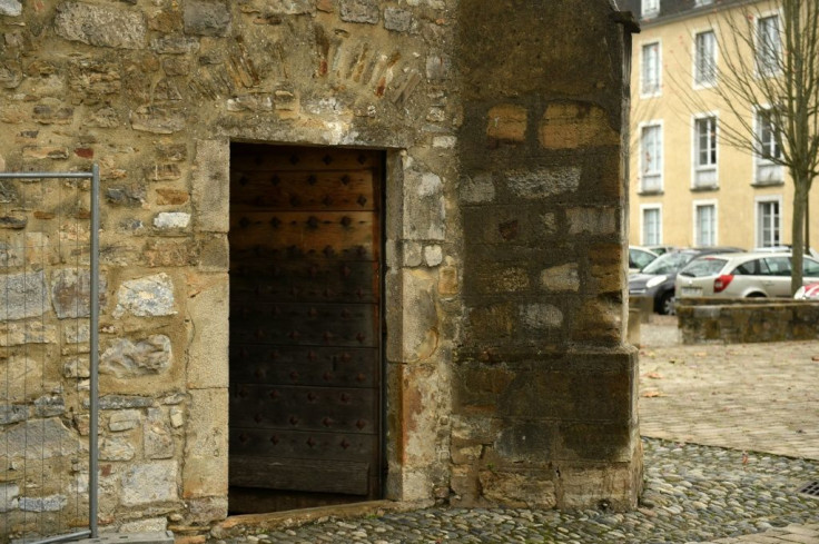 Robbers rammed a car into the door of a mediaeval cathedral in southwest France early Monday