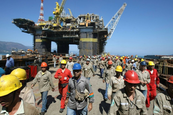 Imagen de empleados petroleros a la hora del almuerzo en la plataforma de Petrobaras P-51, en Angra dos Reis, Brasil, el 21 de agosto de 2008
