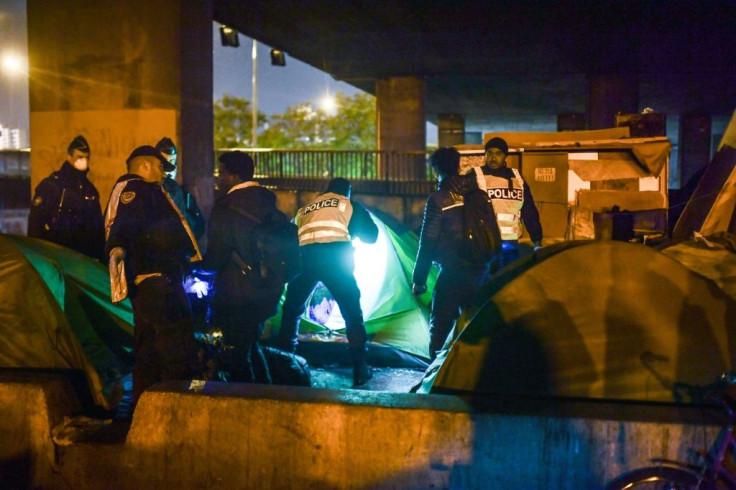 Around 600 police officers escorted the migrants from tents where coaches transported them to reception centres