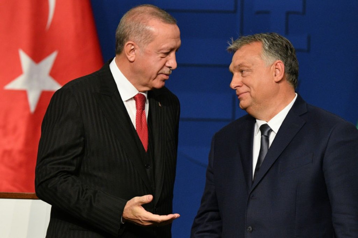 Turkish President Recep Tayyip Erdogan (L) held talks with Hungarian Prime Minister Viktor Orban