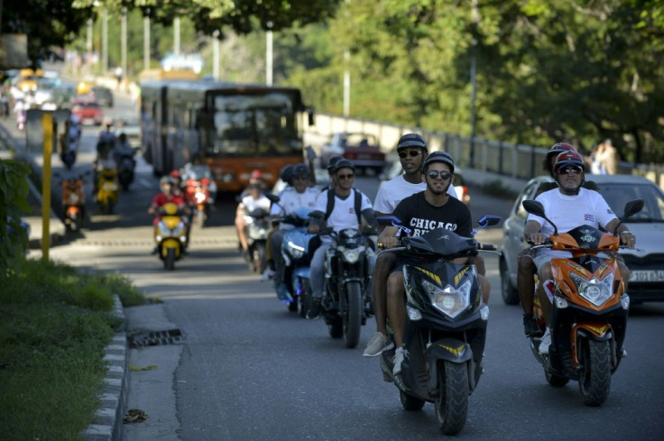 Electric motorcycle riders have come to the rescue of Cuban passengers delayed by fuel shortages