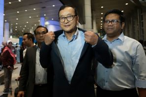 Cambodia's exiled opposition leader Sam Rainsy arrived in Malaysia after being barred in Paris from getting on a flight to Thailand