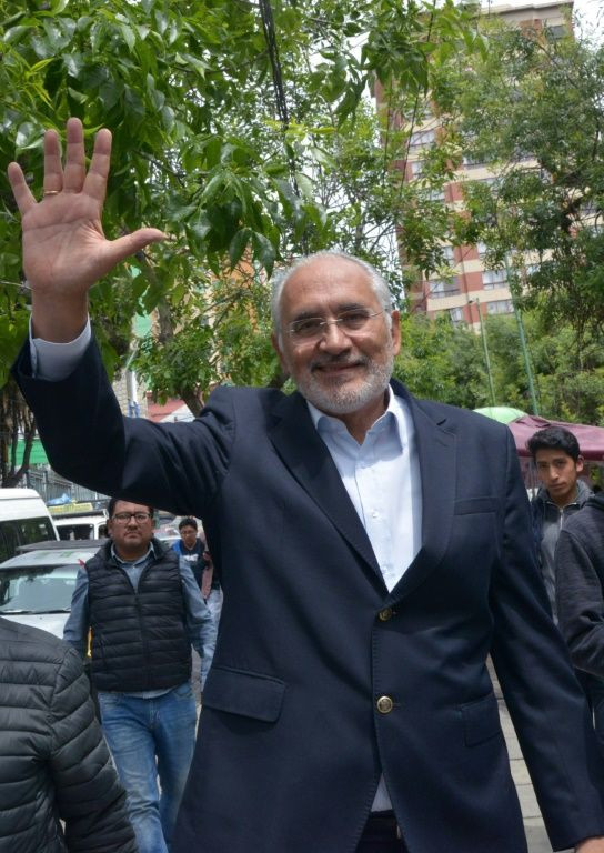 The opposition runner-up in Bolivia's recent polls, Carlos Mesa, has called for President Evo Morales to resign