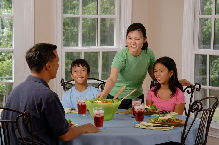 family-eating-at-the-table-619142_1920