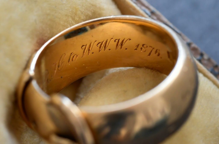 The ring bears the inscription in Greek that says "Gift of love, to one who wishes love." It also has the initials of: "OF OF WW + RRH to WWW"