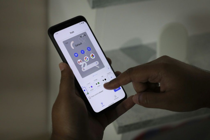 Mobile devices have outstripped computers as the main source of online news for many Americans, a survey shows