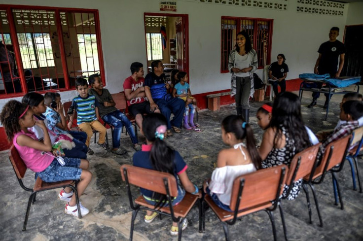 Children listen to a member of an humanitarian demining organization in La Montanita
